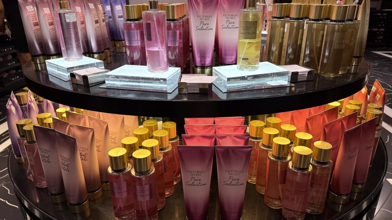 Victoria‘s Secret od lat oferuje bogaty wybór produktów kosmetycznych.