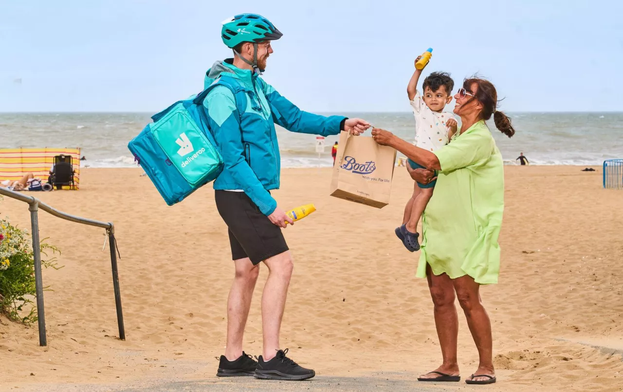Kurierzy Deliveroo dowiozą między innymi krem z filtrem.