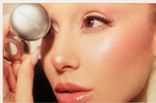 Marka R.e.m. Beauty rozpoczęła działalność w listopadzie 2021 roku, a Ariana Grande cały czas wspiera firmę swoimi kreatywnymi pomysłami i wizjami.