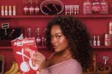 Soczyste,kolorowe i połyskujące kosmetyki marki Charlotte Tilbury kuszą nie tylko klientki, ale i oszustów, którzy sprzedają podróbki na dużych platformach zakupowych