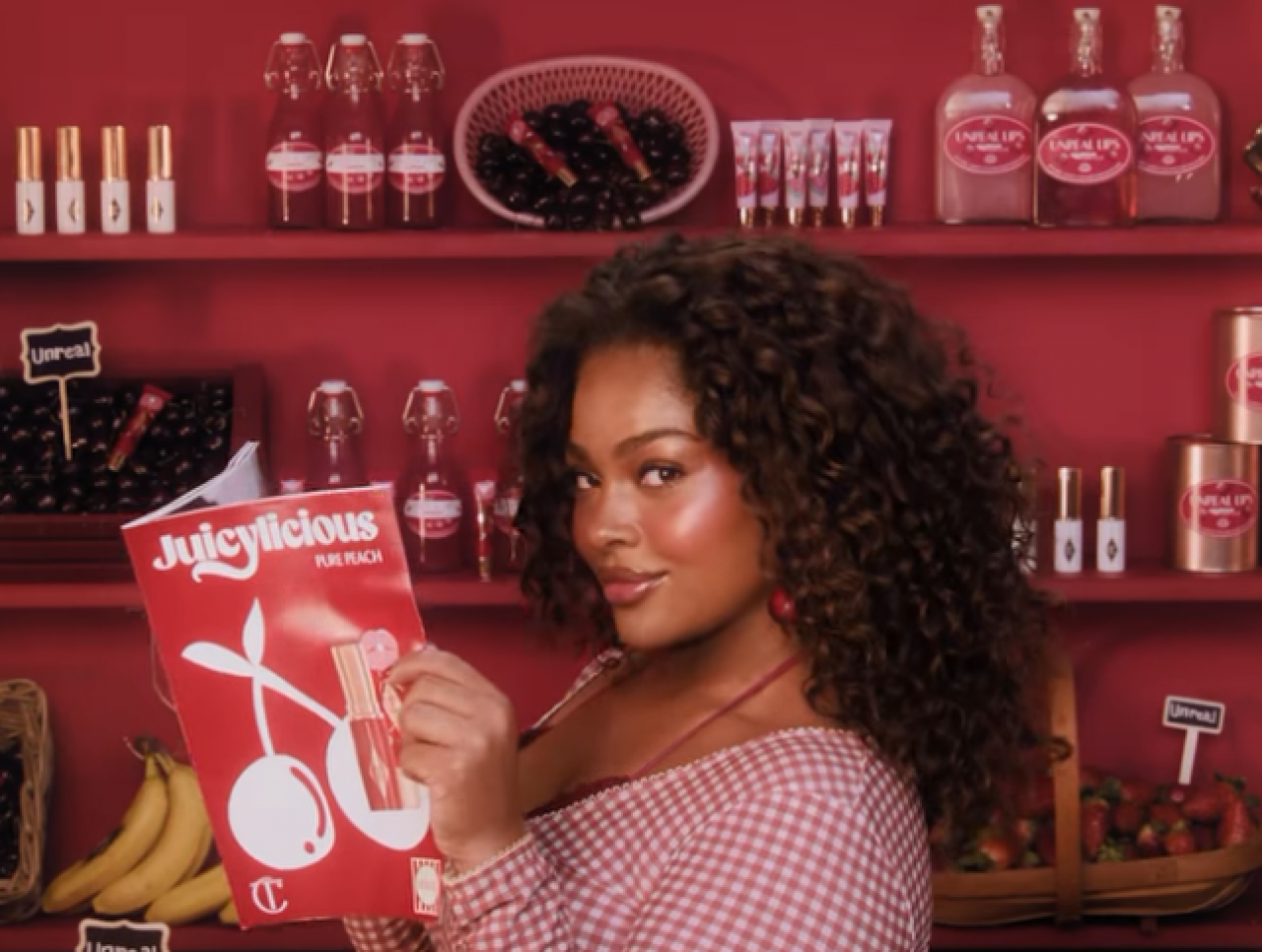 Soczyste,kolorowe i połyskujące kosmetyki marki Charlotte Tilbury kuszą nie tylko klientki, ale i oszustów, którzy sprzedają podróbki na dużych platformach zakupowych