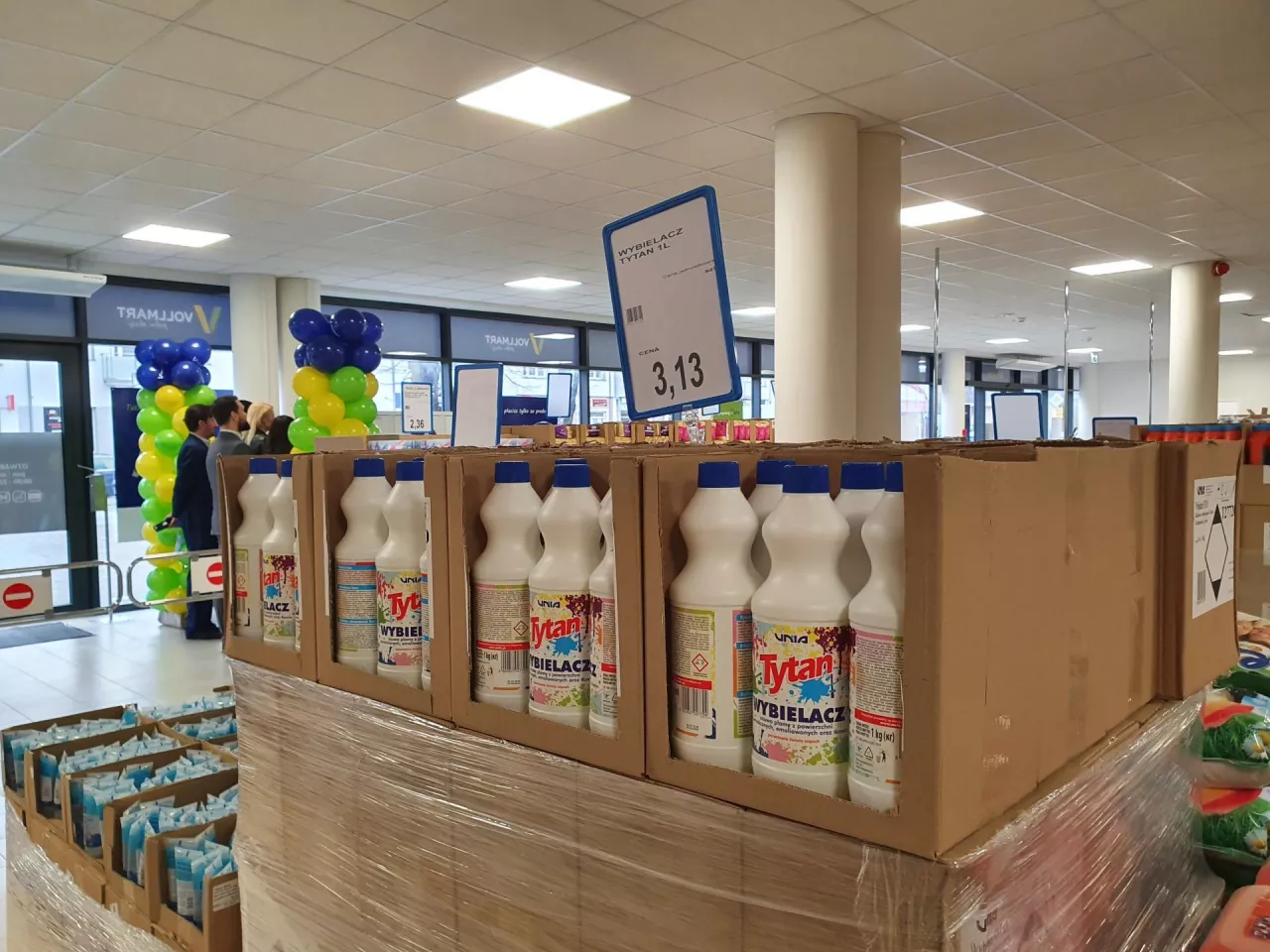 Produkty w sklepie Vollmart sprzedawane są prosto z palet, skrzyń, kartonów.