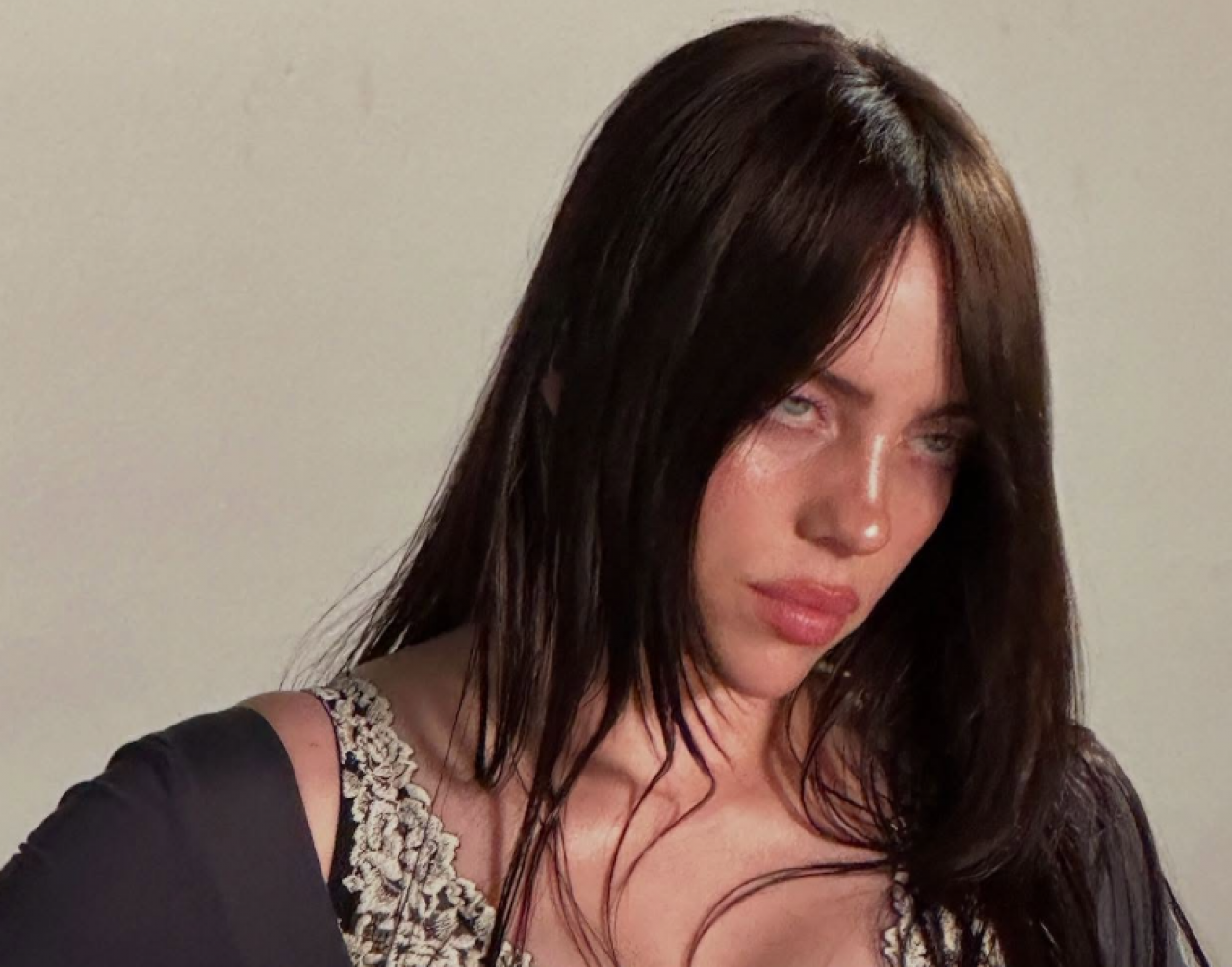 Billie Eilish jest jedną z gwiazd pop, której stylizacje, fryzury oraz makeup budzą duże zainteresowanie użytkowników TikToka