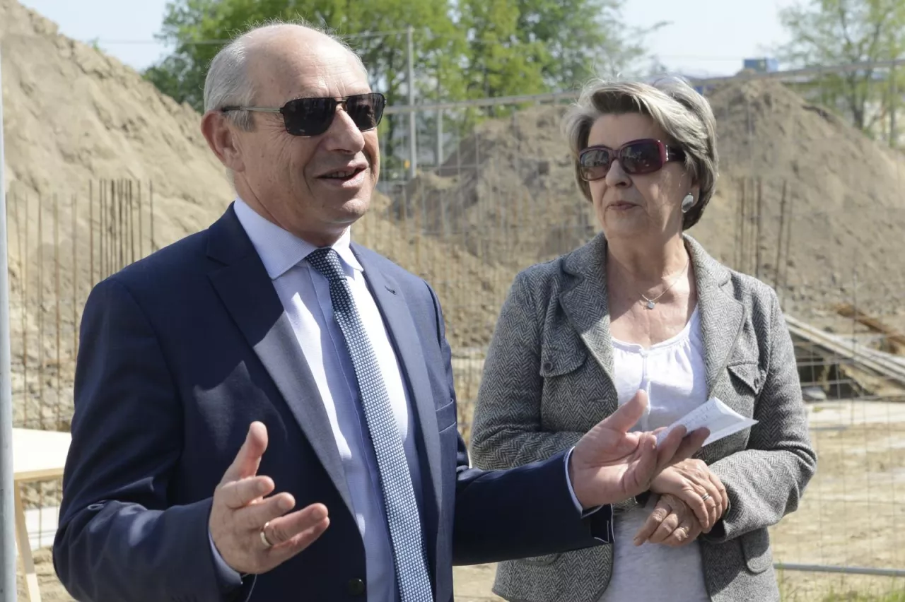 Henryk Orfinger i dr Irena Eris na budowie nowego zakładu.