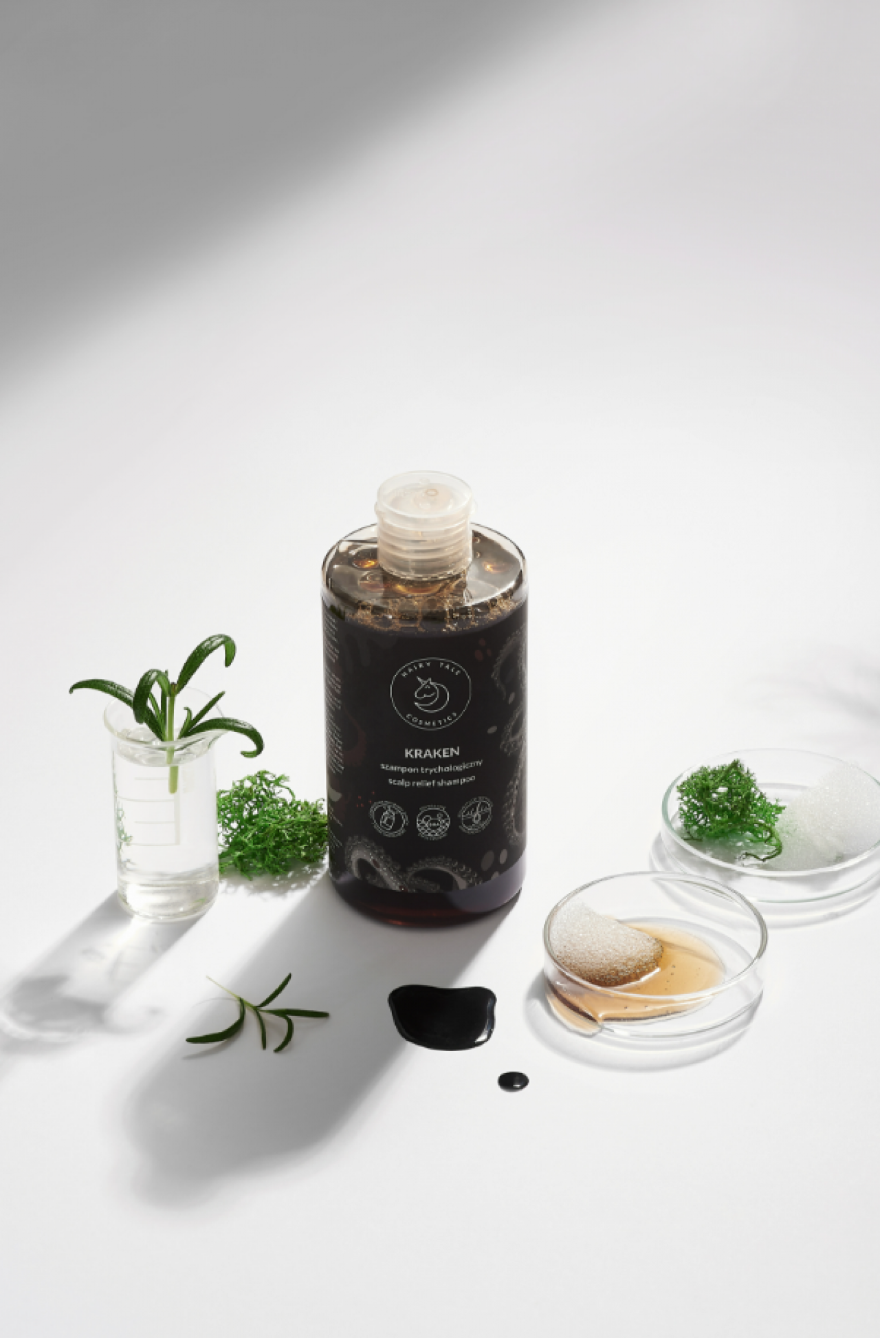 Agnieszka Niedziałek - twórczyni marki Hairy Tale Cosmetics, edukuje o włosach poprzez social media oraz książki. Od niedawna także trycholog kliniczna GUMED