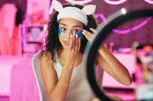 Makijażystka jako influencerka to może być największy skarb małej marki makijażowej — ale trzeba umieć zarządzić wysyłką paczek PR do takiej MUA.