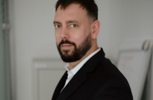 – Przejście z modelu „klient – kosz” do modelu „klient – zwrot – ponowne użycie” to nie tylko kwestia przepisów, ale również budowania świadomości i poczucia wpływu na środowisko – mówi Michał Pląska, dyrektor operacyjny w Centrum Innowacji Retail, COMP S.A.