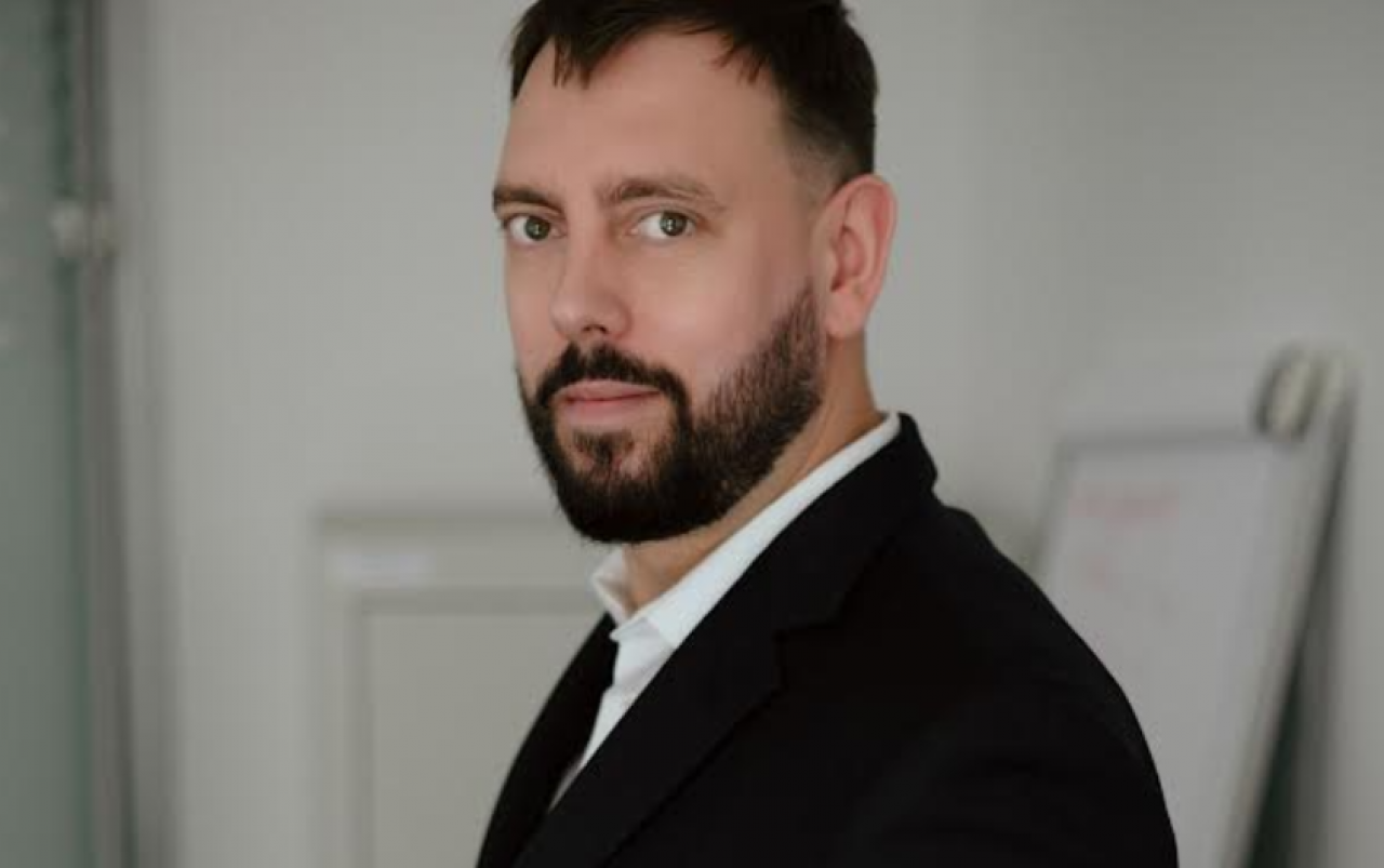 – Przejście z modelu „klient – kosz” do modelu „klient – zwrot – ponowne użycie” to nie tylko kwestia przepisów, ale również budowania świadomości i poczucia wpływu na środowisko – mówi Michał Pląska, dyrektor operacyjny w Centrum Innowacji Retail, COMP S.A.