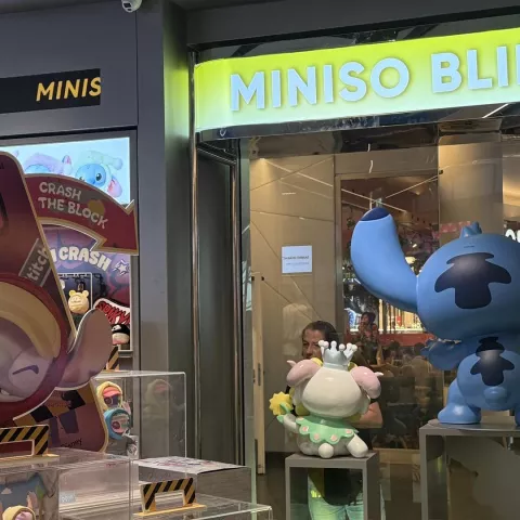 597990