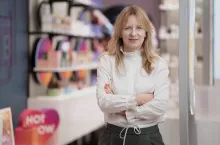 Dzięki nowemu partnerstwu Super-Pharm z Glovo klienci zyskają jeszcze szybszy dostęp do oferty drogerii, w tym do najpopularniejszych, trendujących produktów &lt;em&gt;–&lt;/em&gt; mówi Monika Kolaszyńska, CEO Super-Pharm Poland.