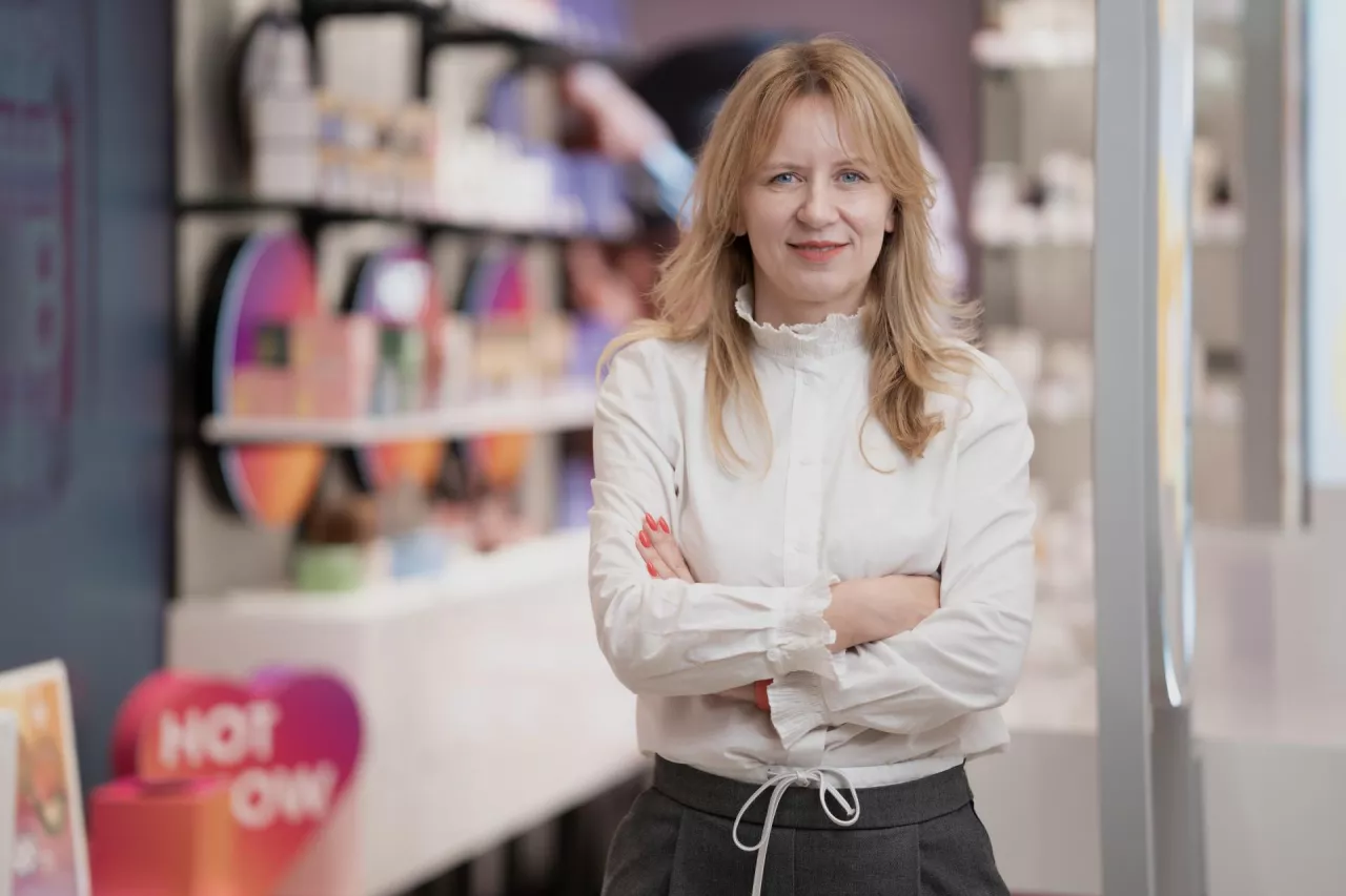 Dzięki nowemu partnerstwu Super-Pharm z Glovo klienci zyskają jeszcze szybszy dostęp do oferty drogerii, w tym do najpopularniejszych, trendujących produktów &lt;em&gt;–&lt;/em&gt; mówi Monika Kolaszyńska, CEO Super-Pharm Poland.