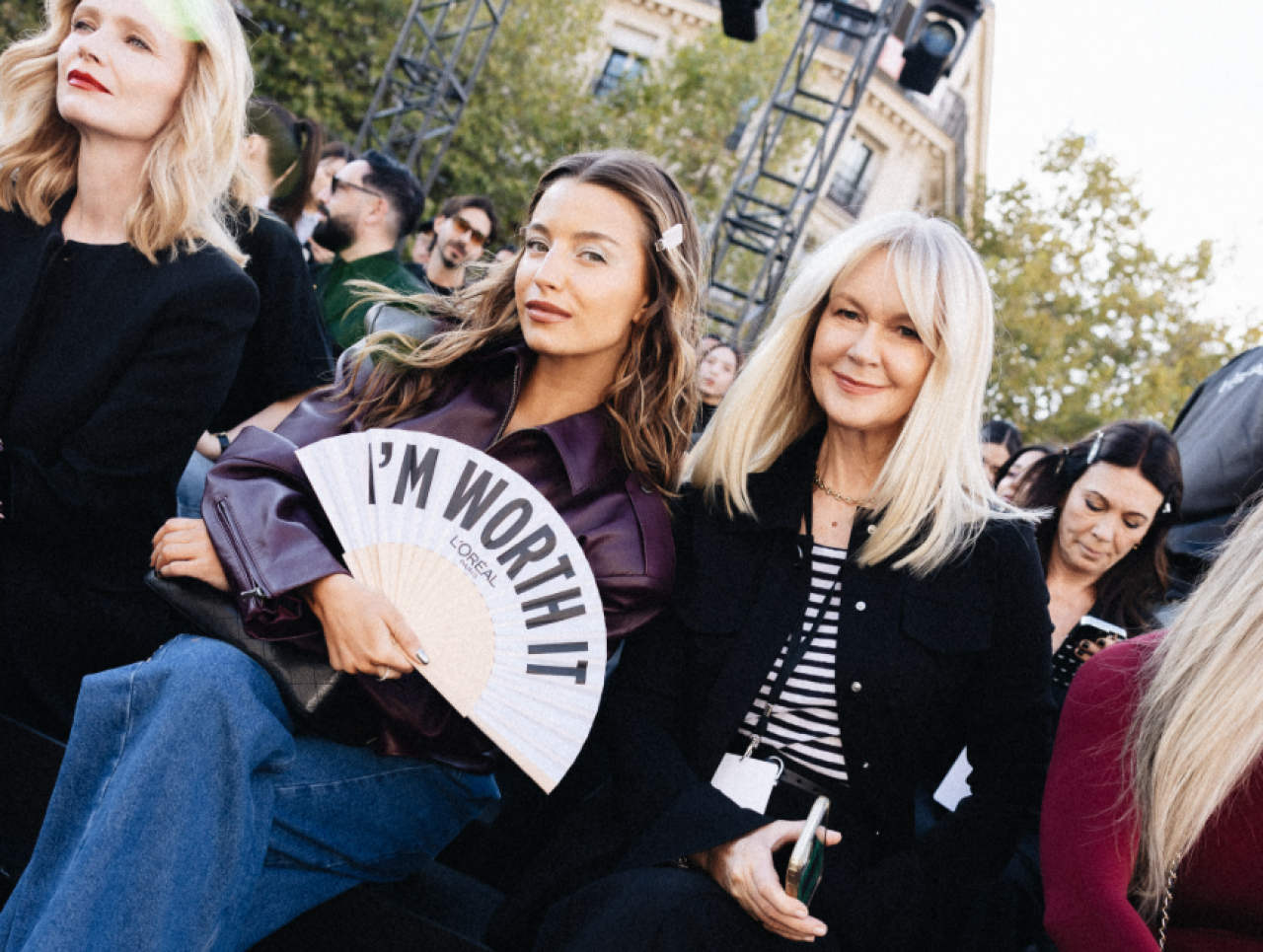 Przed Hôtel de Ville w Paryżu odbył się pokaz mody L’Oréal Paris – oficjalnego partnera Paris Fashion Week, z udziałem Julii Wieniawy i Grażyny Torbickiej