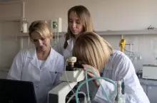 Naukowczynie z Politechniki Krakowskiej: mgr inż. Anna Dziki, dr hab. inż. Magdalena Malinowska, prof. PK i dr hab. inż. Elżbiera Sikora.