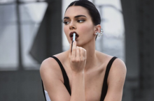 Makijażysta L’Oréal Paris - Harold James - zainspirował się ikonicznymi kreacjami, noszonymi przez Kendall Jenner