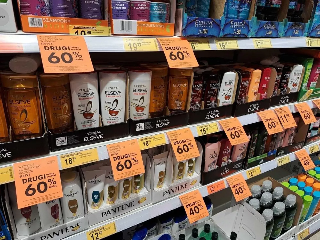 Promocje w Biedronce, która najwyraźniej nie zamierza oddać pola w walce o kosmetyczny tort rynkowy.