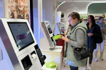 Otwarta 9 października w Łodzi dwutysięczna drogeria Rossmann jest 54. drogerią działającą w tym mieście i jednocześnie jedną z ponad 400, które przejdą metamorfozę do końca 2025 roku