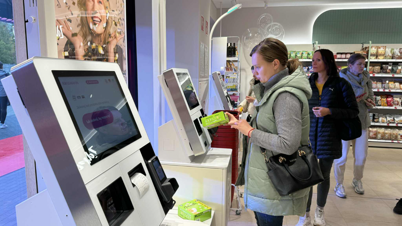 Otwarta 9 października w Łodzi dwutysięczna drogeria Rossmann jest 54. drogerią działającą w tym mieście i jednocześnie jedną z ponad 400, które przejdą metamorfozę do końca 2025 roku
