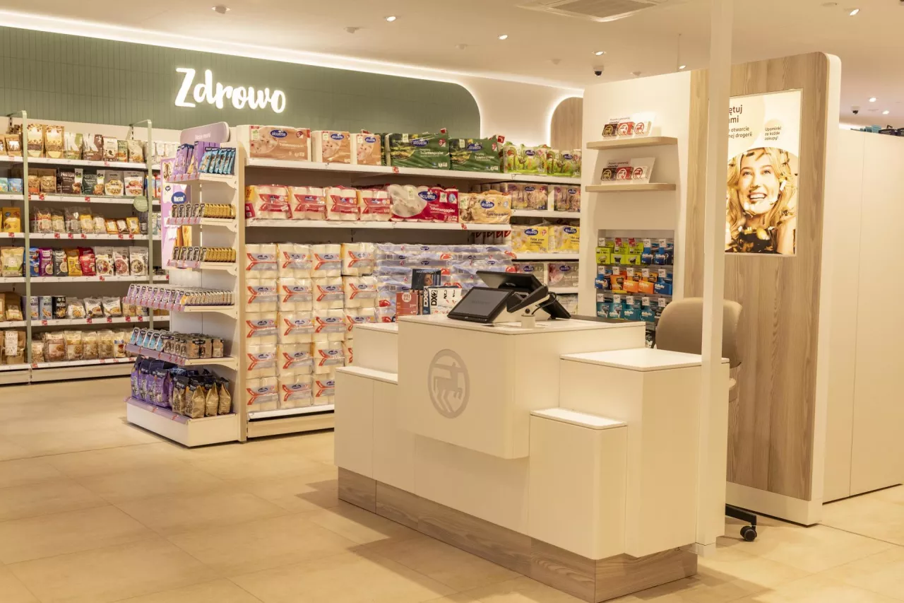 Otwarta 9 października w Łodzi dwutysięczna drogeria Rossmann jest 54. drogerią działającą w tym mieście i jednocześnie jedną z ponad 400, które przejdą metamorfozę do końca 2025 roku
