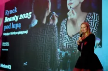 Prezentacja firmy NielsenIQ podczas Forum Branży Kosmetycznej 2025 (fot. wiadomoscikosmetyczne.pl)