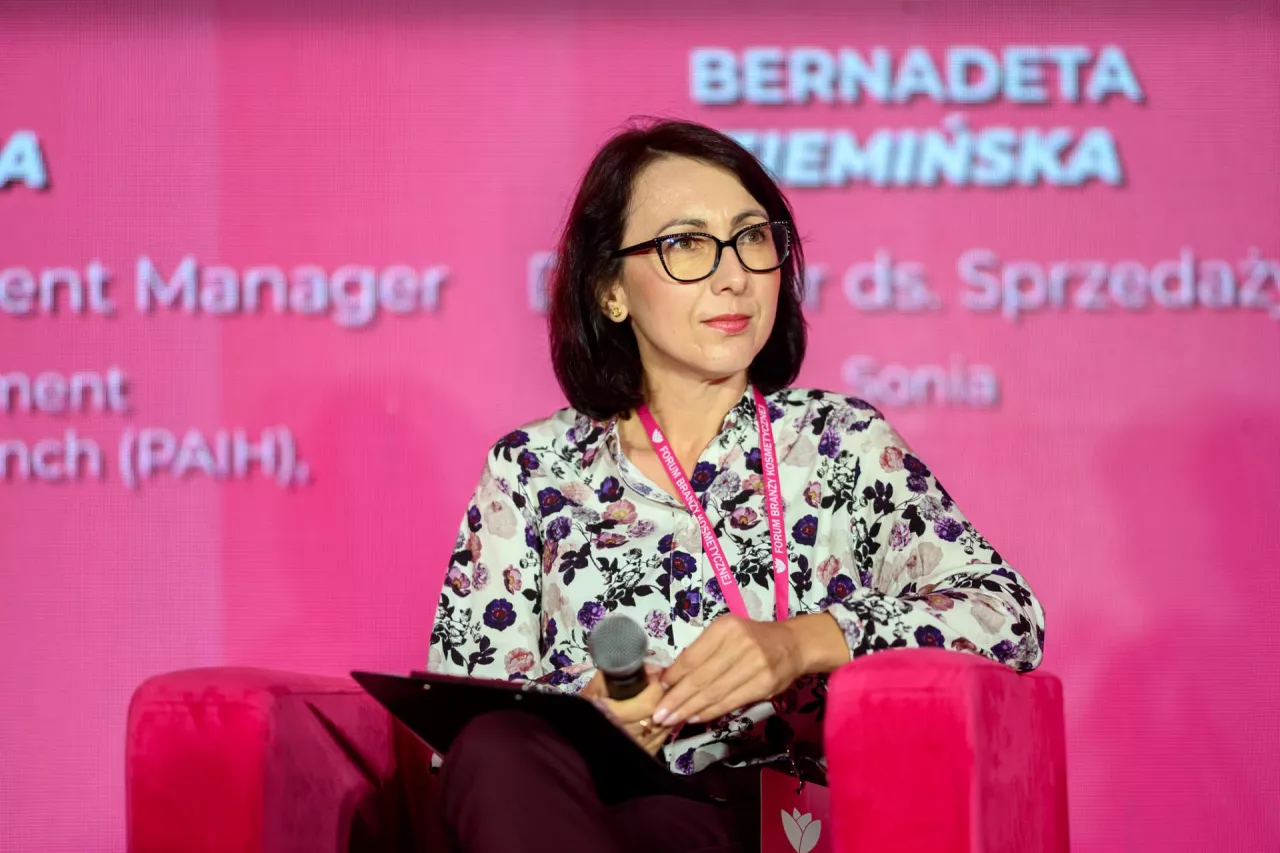 Maja Justyna, usiness development manager w Polish Investment & Trade Agency Branch (PAIH) podczas Forum Branży Kosmetycznej 2025 (fot. wiadomoscikosmetyczne.pl)