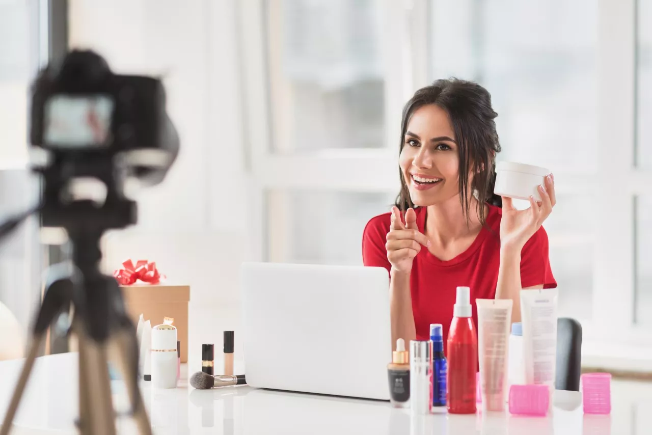 CAC wskazuje, że w przestrzeni cyfrowej rośnie ilość influencerów, którzy omawiają terapie bez wykształcenia medycznego czy prawo bez przygotowania prawniczego