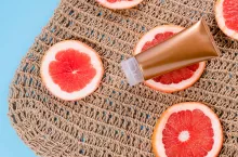 Aby rozwiać wątpliwości producentów dotyczących klasyfikacji produktów kosmetycznych, KE regularnie przygotowuje oraz publikuje przewodniki z wytycznymi