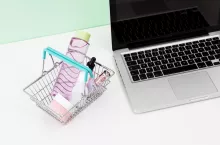 W tym, jak obecnie funkcjonują e-zakupy, nie widzimy wielu wad. Tylko 11 proc. internautów dostrzega tu pole do poprawy. Tak pozytywna ocena zakupów online jest w dużym kontraście z powodem zajmującym drugie miejsce — czyli z dostępem do aktualnych wiadomości — twierdzi Karol Chilimoniuk z World.