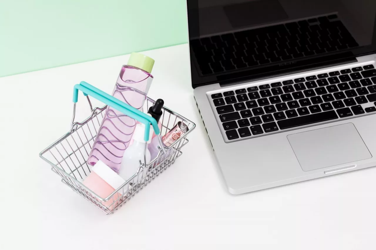 W tym, jak obecnie funkcjonują e-zakupy, nie widzimy wielu wad. Tylko 11 proc. internautów dostrzega tu pole do poprawy. Tak pozytywna ocena zakupów online jest w dużym kontraście z powodem zajmującym drugie miejsce — czyli z dostępem do aktualnych wiadomości — twierdzi Karol Chilimoniuk z World.