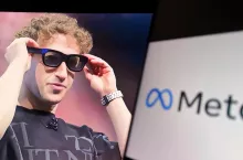 Mark Zuckerbeg prezentuje inteligentne okulary Meta.