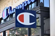 Szyld Champion wiszący na boku budynku w Wicker Park w Chicago.