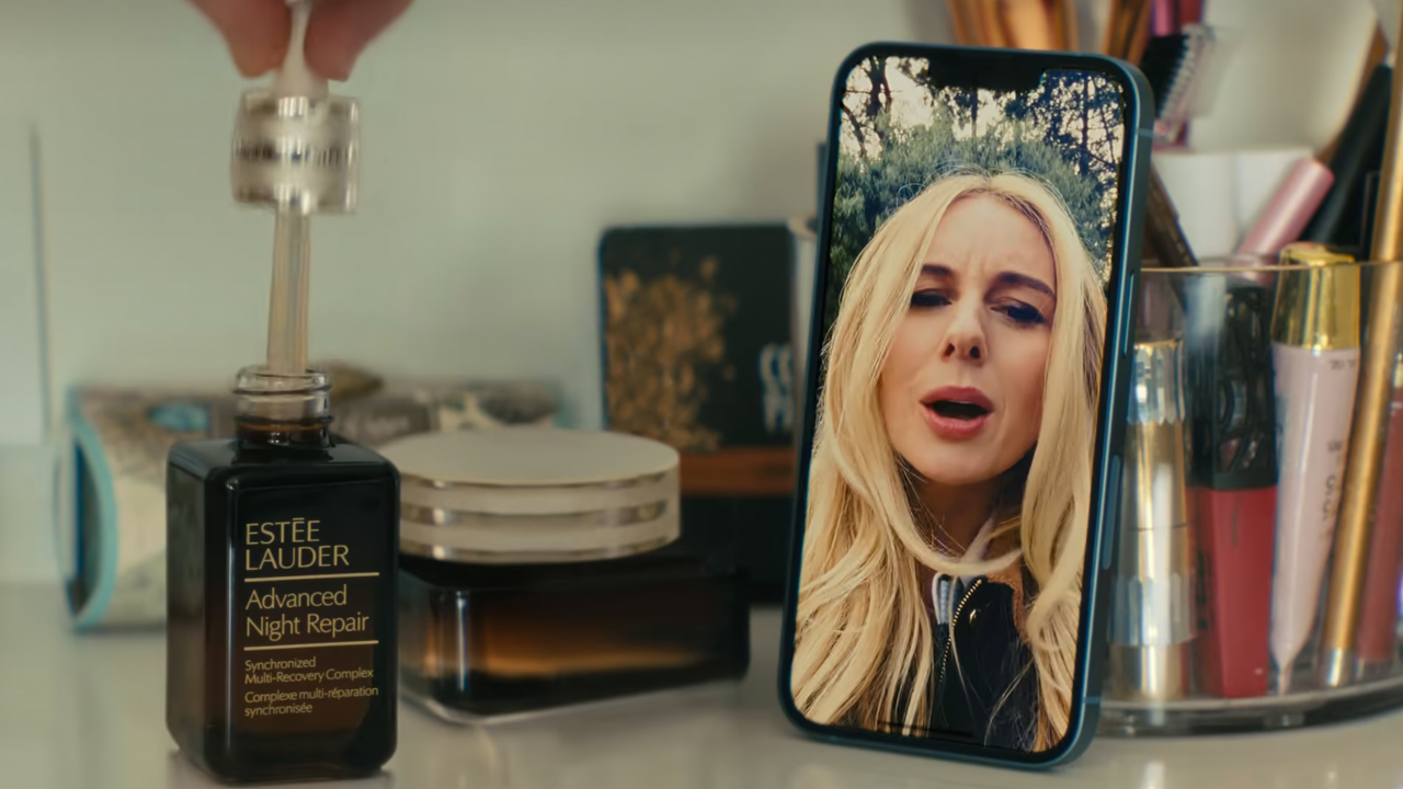 Przykład lokowania produktu, który wzburzył internautki.