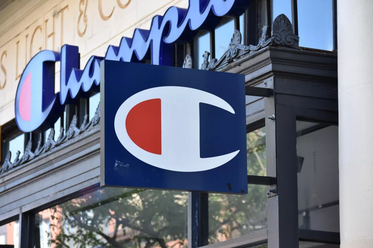 Szyld Champion wiszący na boku budynku w Wicker Park w Chicago.