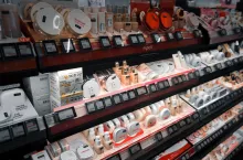 Marki kosmetyków K-Beauty na półkach sklepu Olive Young w galerii handlowej Triple Street.