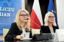Agnieszka Majewska (z lewej), rzecznik MŚP i Dagmara Rybicka (fot. Tomasz Paczos/Kancelaria Senatu)