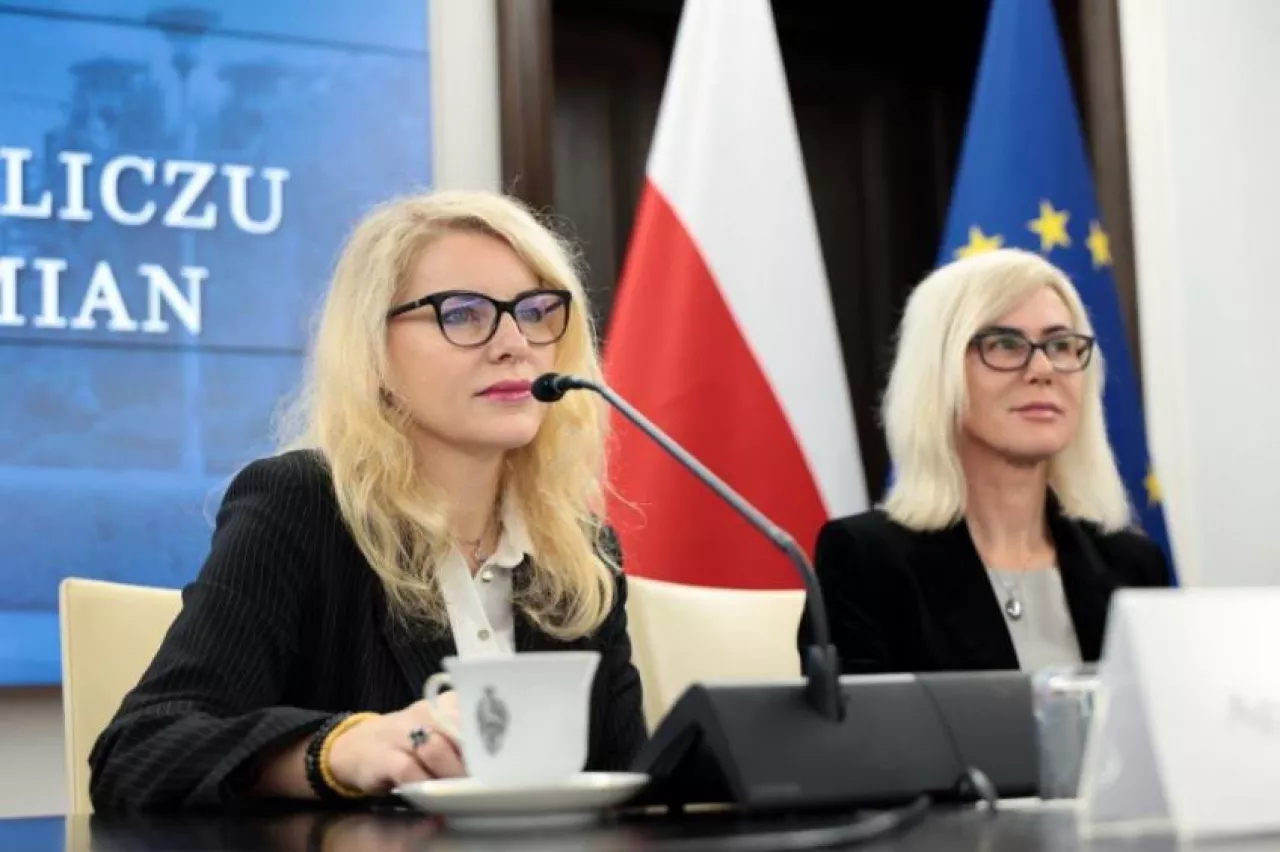 Agnieszka Majewska (z lewej), rzecznik MŚP i Dagmara Rybicka (fot. Tomasz Paczos/Kancelaria Senatu)