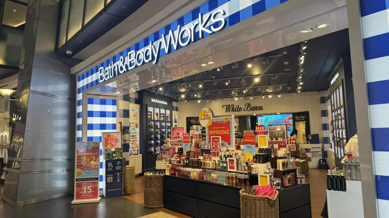 Bath &amp; Body Works od lat zaopatruje konsumentów i konsumentki w świece, spreje do ciała i płyny dezynfekcyjne.