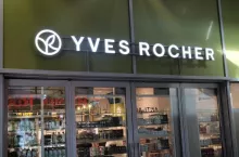 Yves Rocher to francuska grupa specjalizująca się w produkcji naturalnych kosmetyków do pielęgnacji twarzy, ciała i włosów.