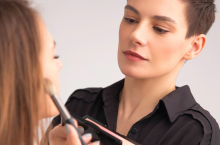 Praca wizażystki oznacza także rozsądne gospodarowanie zasobami.