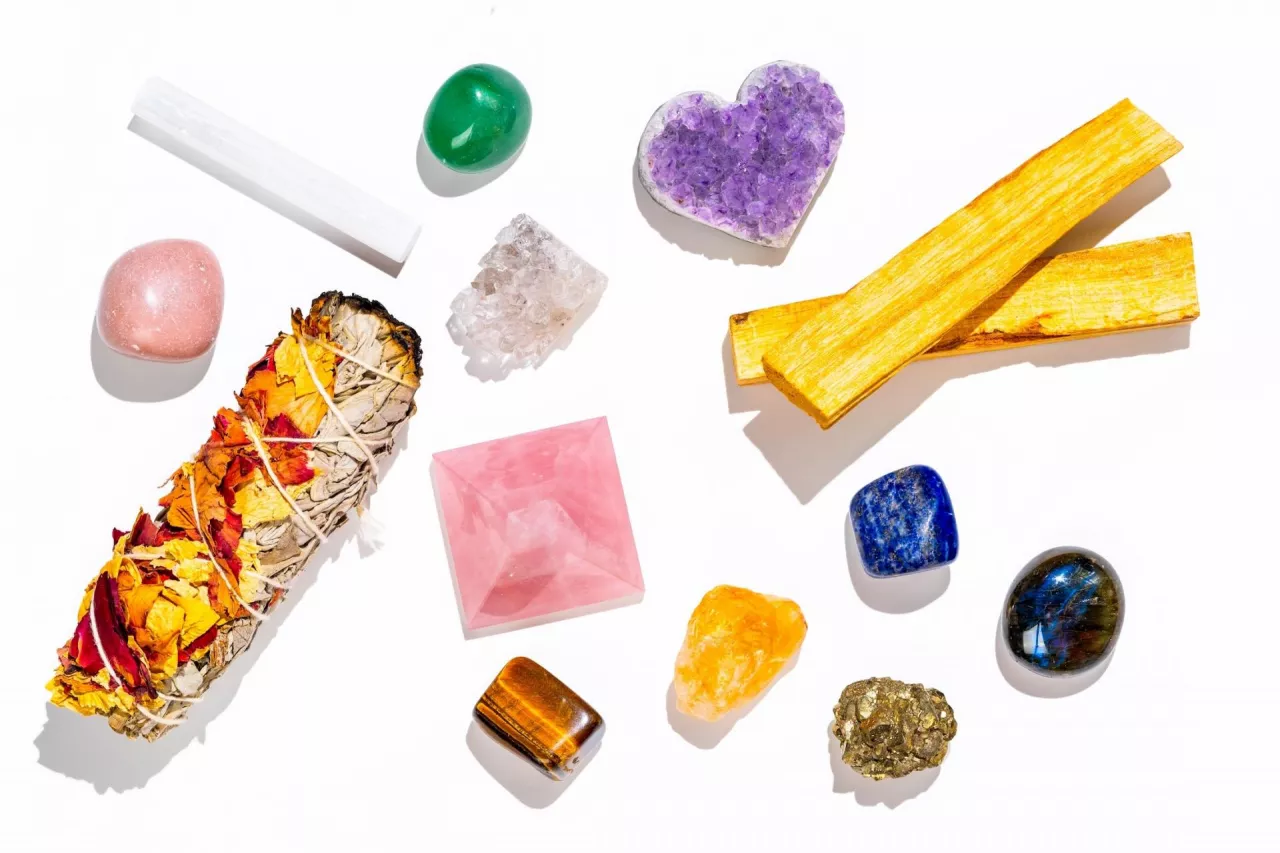 Krystaloterapia to podważana przez środowiska naukowe metoda leczenia czy wpływania na zdrowie.