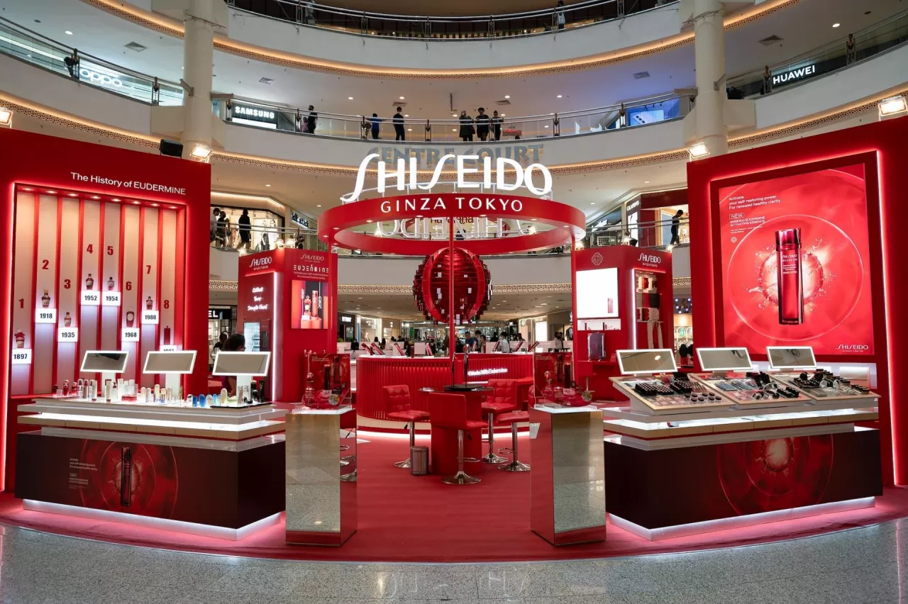 Produkty kosmetyczne Shiseido prezentowane w GF Centre Court, Mid Valley Megamall, w Kualalumpur.