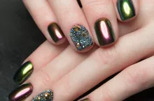 Trimethyl Pentanyl Diisobutyrate jest powszechnie stosowany w kosmetykach, zwłaszcza w lakierach do paznokci, gdzie pełni rolę plastyfikatora