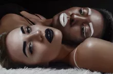 Rośnie popularność estetyki „<em>vamp romantic</em>” – pomalowane na czarno paznokcie, gotyckie fryzury i rozmyte smoky eyes