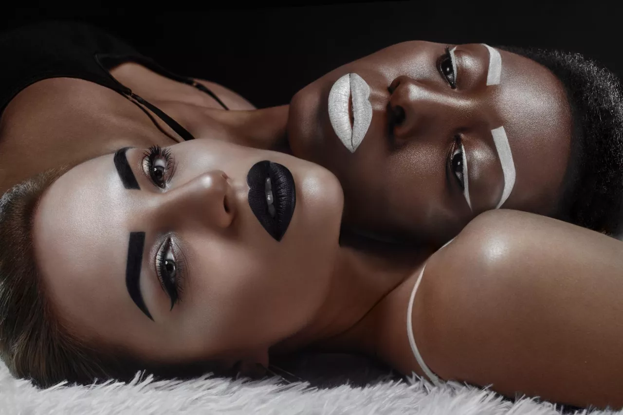 Rośnie popularność estetyki „&lt;em&gt;vamp romantic&lt;/em&gt;” – pomalowane na czarno paznokcie, gotyckie fryzury i rozmyte smoky eyes