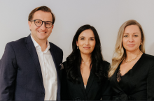 Dorota Malinowska (pierwsza z prawej) obok Justyny Żerańskiej i Tomasza Tołwińskiego