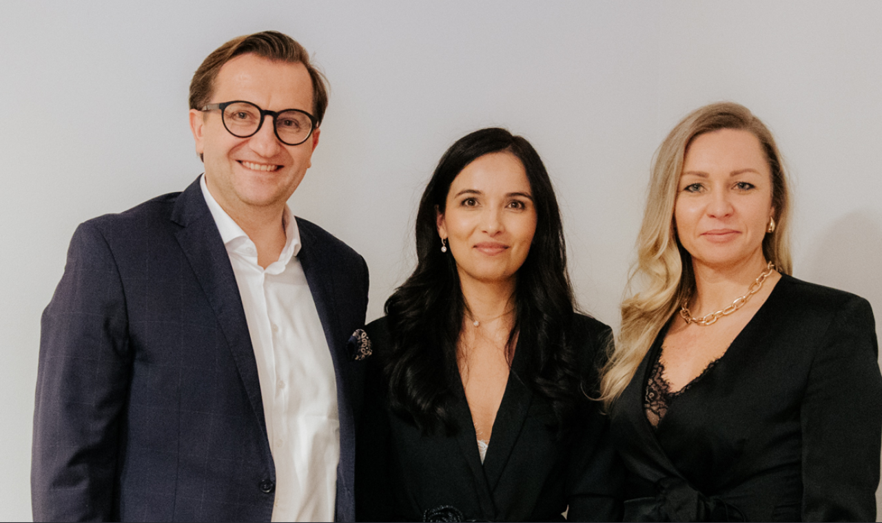 Dorota Malinowska (pierwsza z prawej) obok Justyny Żerańskiej i Tomasza Tołwińskiego