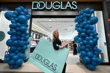 Na rok obrotowy 2025/26 Douglas prognozuje dalszy, choć umiarkowany wzrost przychodów