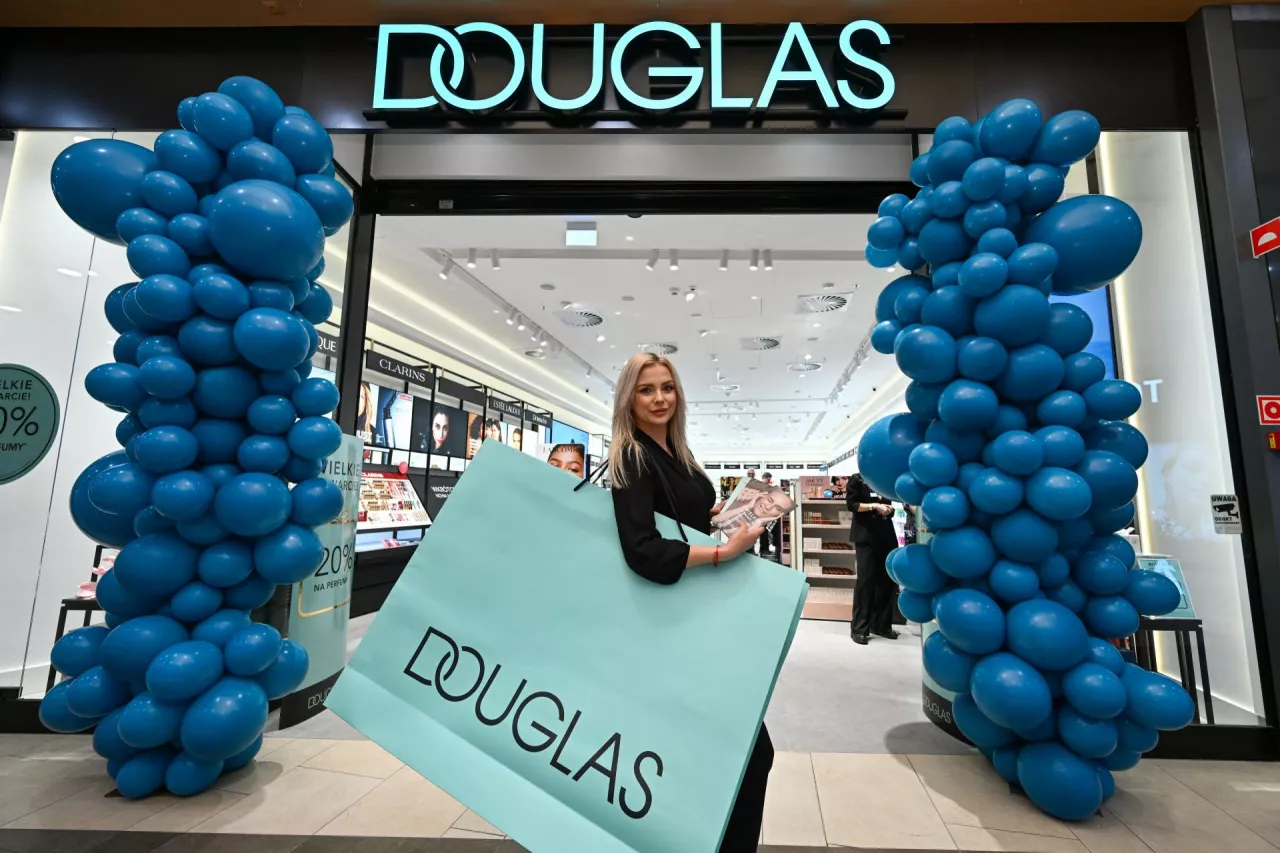 Na rok obrotowy 2025/26 Douglas prognozuje dalszy, choć umiarkowany wzrost przychodów