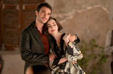 W fabułę serialu wpleciono motyw tworzenia kampanii dla pomadki.