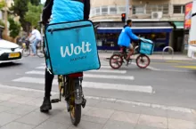 Na zdj. dostawca platformy Wolt.