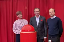 Otwarcie dwutysięcznej drogerii Rossmann w Polsce (od lewej: przedstawicielka AS Watson, Marcin Garbara i Raoul Rossmann)